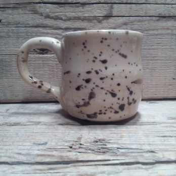 Kubek toczony na kole garncarskim zdobiony angobami