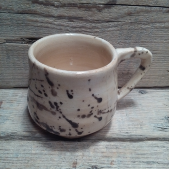 Kubek toczony na kole garncarskim zdobiony angobami