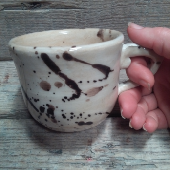 Kubek toczony na kole garncarskim zdobiony angobami