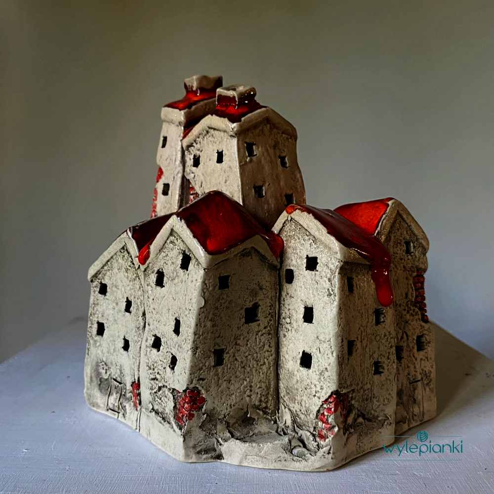 Domki ceramiczne na świeczkę Stare Miasto to wykonana ręcznie klimatyczna ozdoba Twojego wnętrza. Domki ceramiczne na świeczkę
