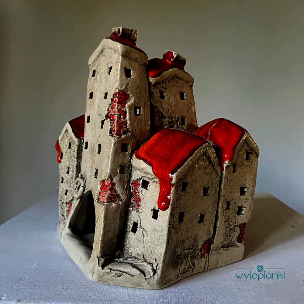 Domki ceramiczne na świeczkę Stare Miasto to wykonana ręcznie klimatyczna ozdoba Twojego wnętrza. Domki ceramiczne na świeczkę