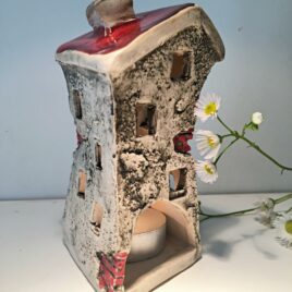 Stary domek ceramiczny na świeczkę