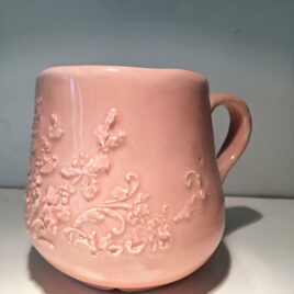 Różowy Kubeczek ceramiczny Coquette. Kubek z roślinnym ornamentem.