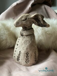 zajac-ceramiczny-rzezba-figurka-krolik-wielkanocny-rzezba-ceramiczna-autorska-ceramika-handmade